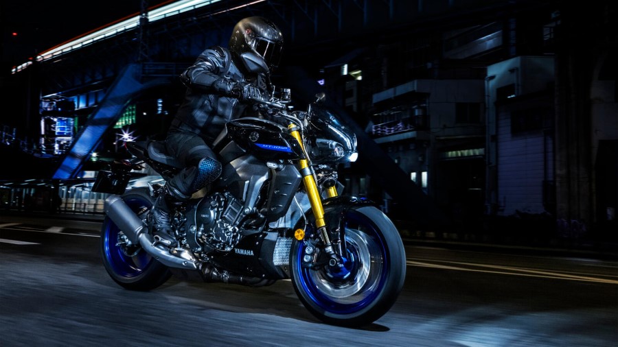 Yamaha_MT10SP_MY22_2021_slide.gr