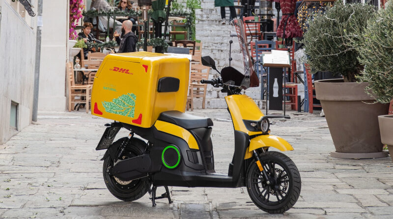 Συνεργασία DHL Express και Kosmoride με τα e-scooters Silence